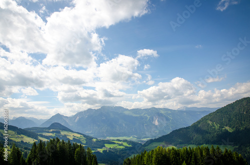 Himmel   ber Tirol  gr  ne Berggipfel  Wanderurlaub