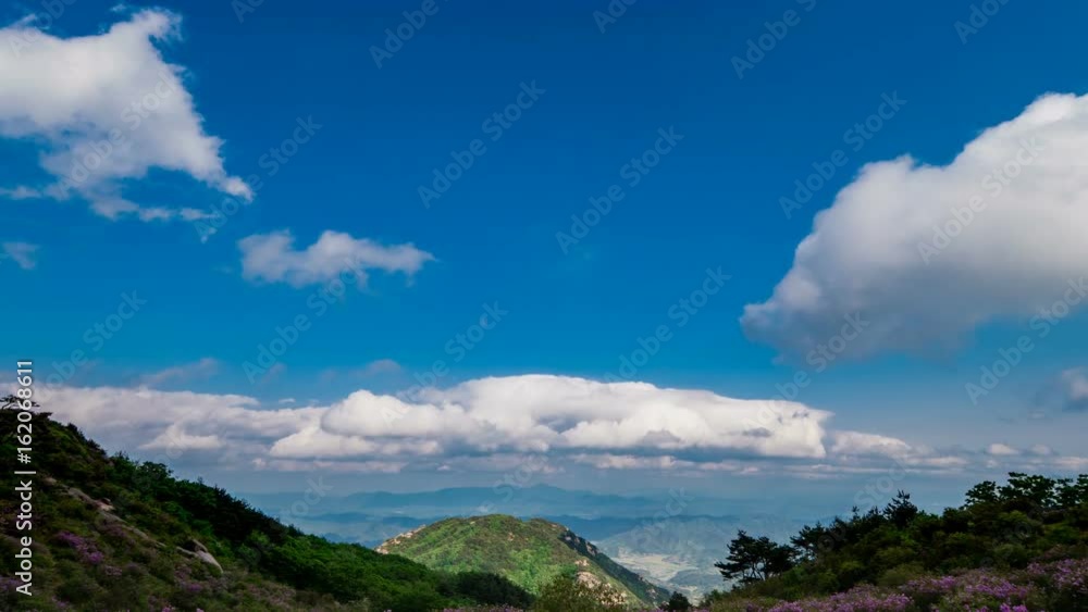 Time lapse. The cloud on the mountain flows