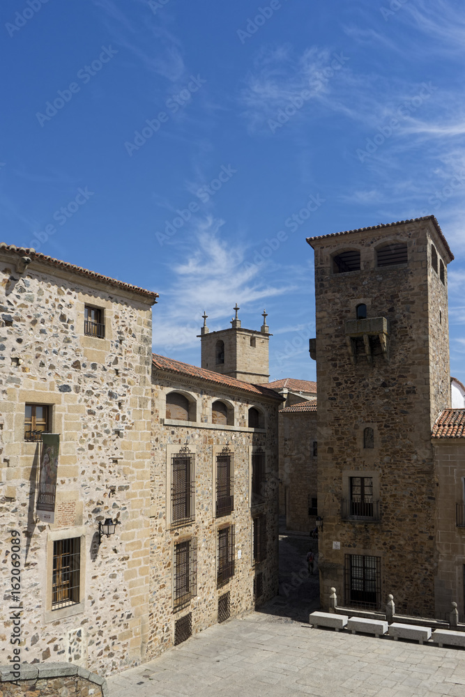 paseo por las hermosas calles de la ciudad medieval de Cáceres en Extremadura, España