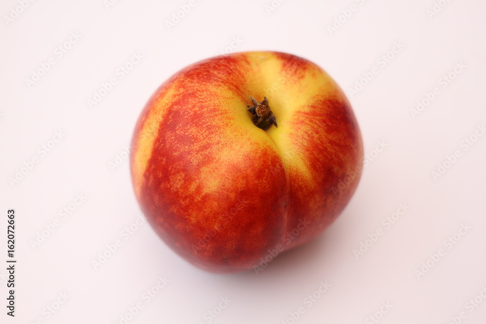 Unperfekte Nektarine auf weissem Hintergrund isoliert