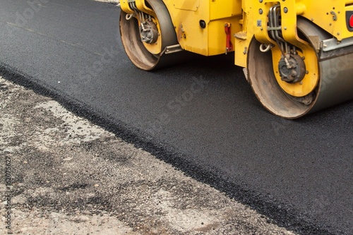 Papier peint New asphalt road. Road asphalt works. Construction works.