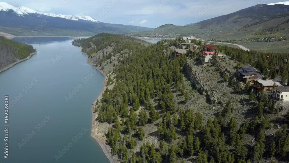 Vidéo Stock Aerial Dillon Lake luxury homes cliff shoreline pull back ...