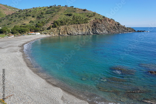 Coastal landscape Mediterranean pebble beach of Peyrefite with calm sea, south of France, Pyrenees Orientales, Roussillon, Cote Vermeille © dam