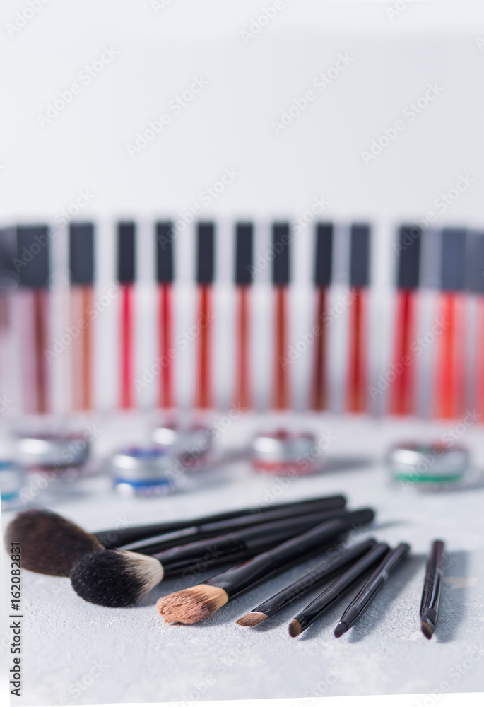 Naklejka premium professional cosmetics, eye shadow brush, lipstick on the back white background, eye shadow, close-up