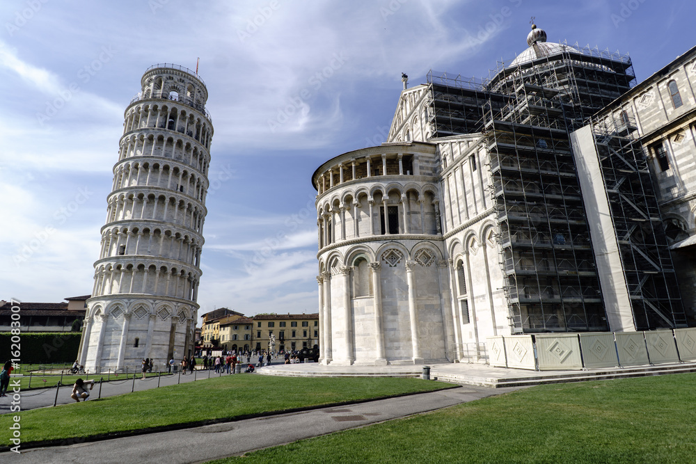 Leaning tower and apse of the Duomo in Pisa in Italy