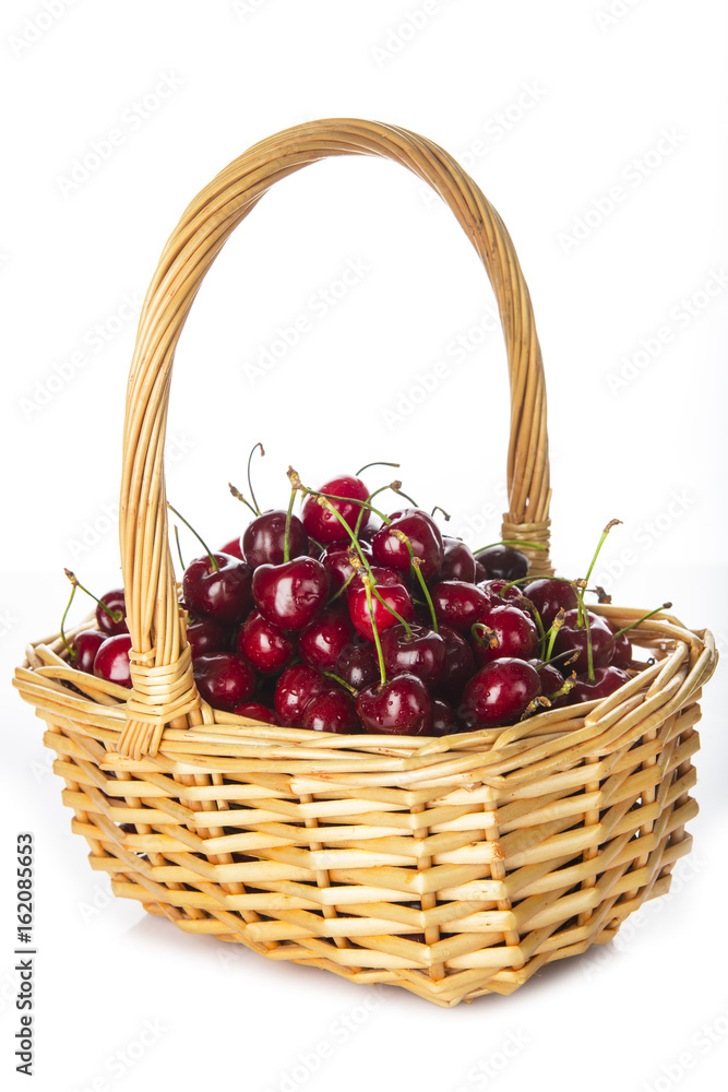 Cesta de cerezas frescas recién cosechadas, fruta roja para una comida saludable aisladas sobre fondo blanco Cesta de cerezas frescas recién cosechadas, fruta roja para una comida saludable aisladas sobre fondo blanco