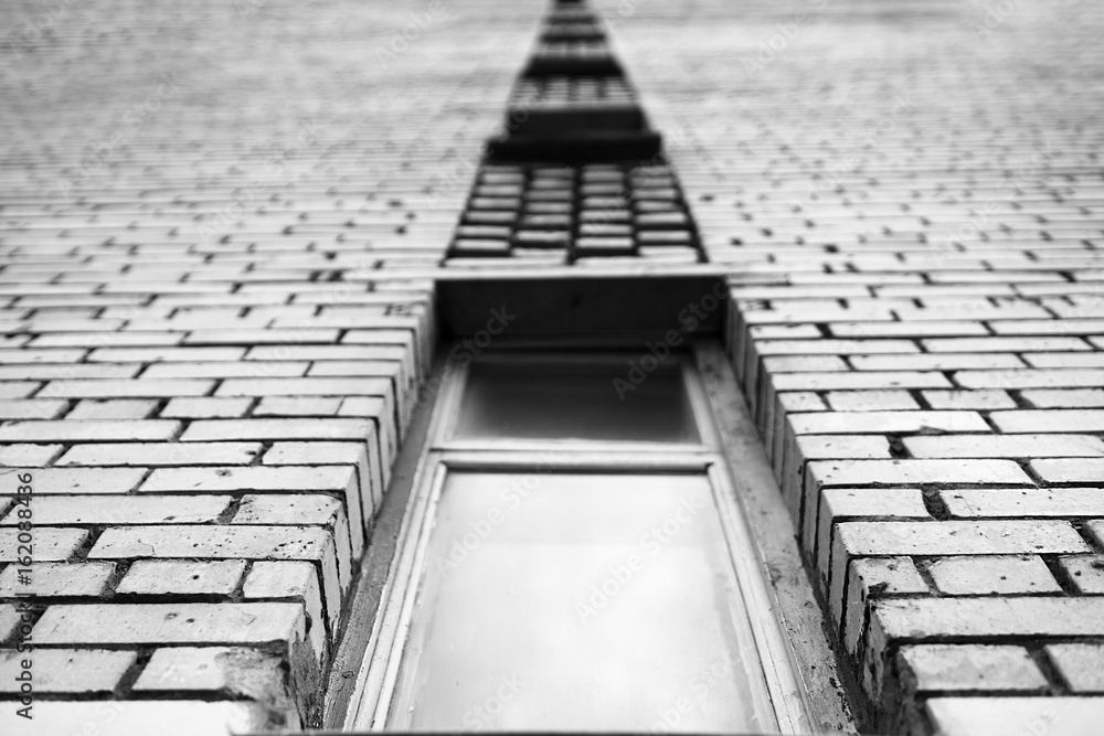 Obraz premium Black and white perspective brick building city background