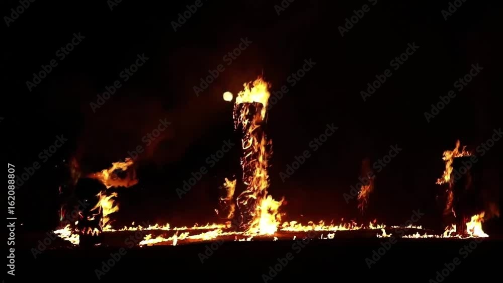 Totem de feu avec la lune - Pyrosculptures et sculptures sur bois à la tronçonneuse - Cérémonie avec Feu de sorcières en slowmotion