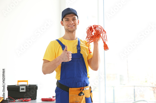 Young electrician with bunc...