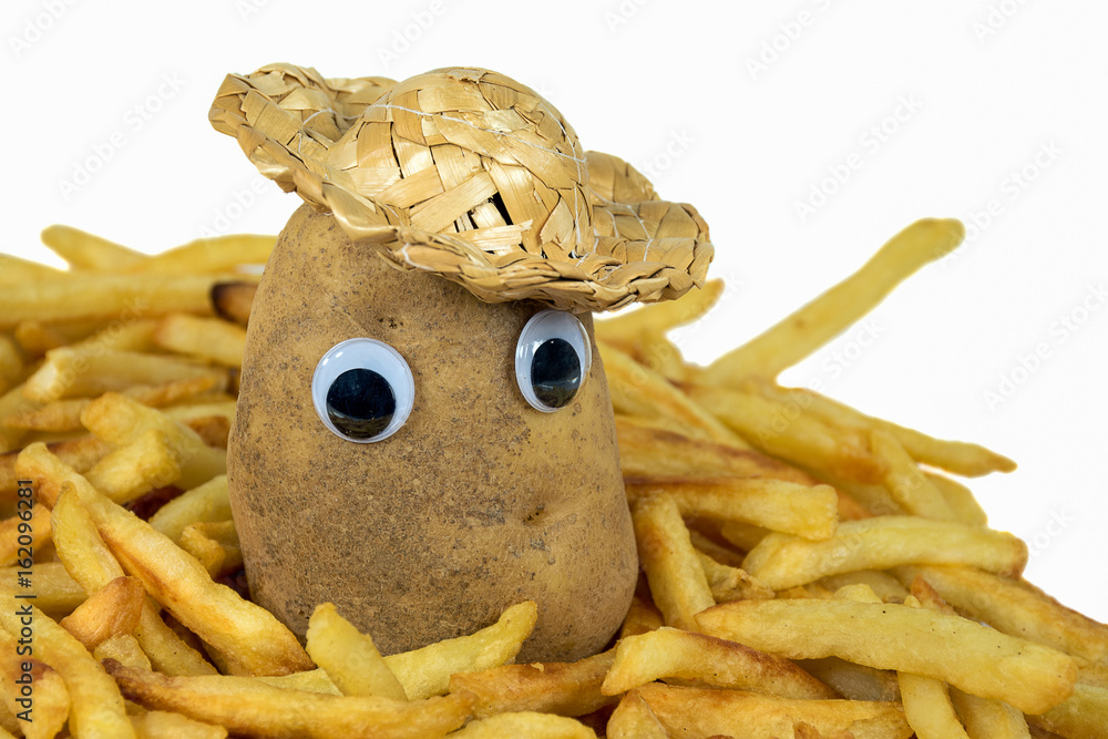 Φωτογραφία whole potato with straw hat and eyeballs in a pile of golden french fries