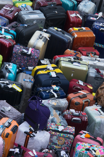 大量のスーツケース © Interstellar