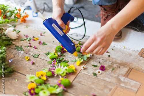 Obraz na płótnie Florist making flower decoration