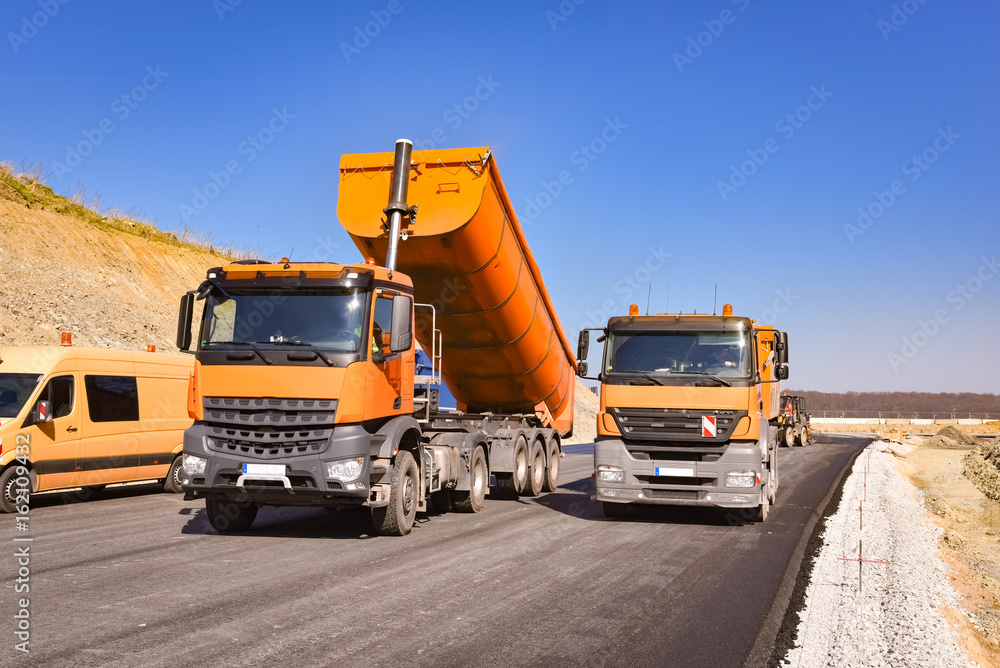 LKW kippt Baumaterialien ab,für eine neue deutsche Straße LKW kippt Baumaterialien ab,für eine neue deutsche Straße