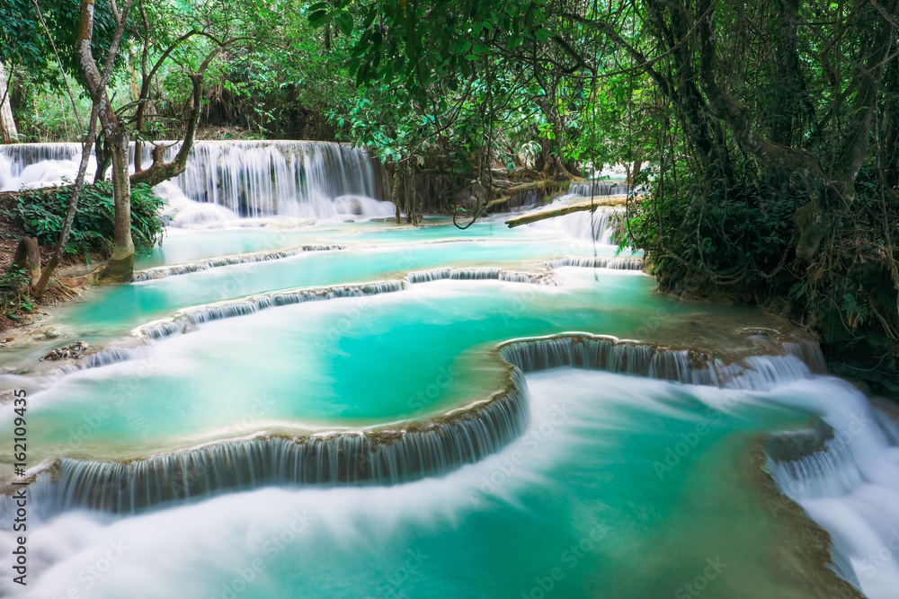 Naklejka premium Kuang si water fall in Luang prabang, Laos.