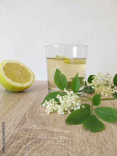 Limonade mit frischen Holunderblüten und Zitrone photo