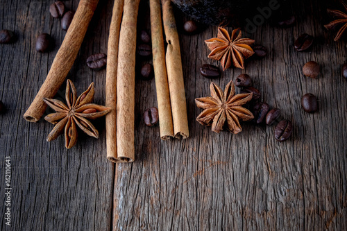 Coffee beans with cinnamon A mixture of popular drinks.