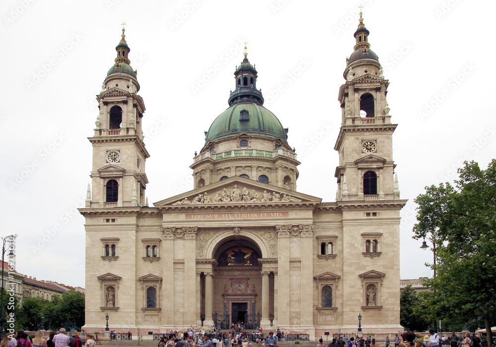 Obraz premium ST.Stephen's Basilica Church in center of Budapest