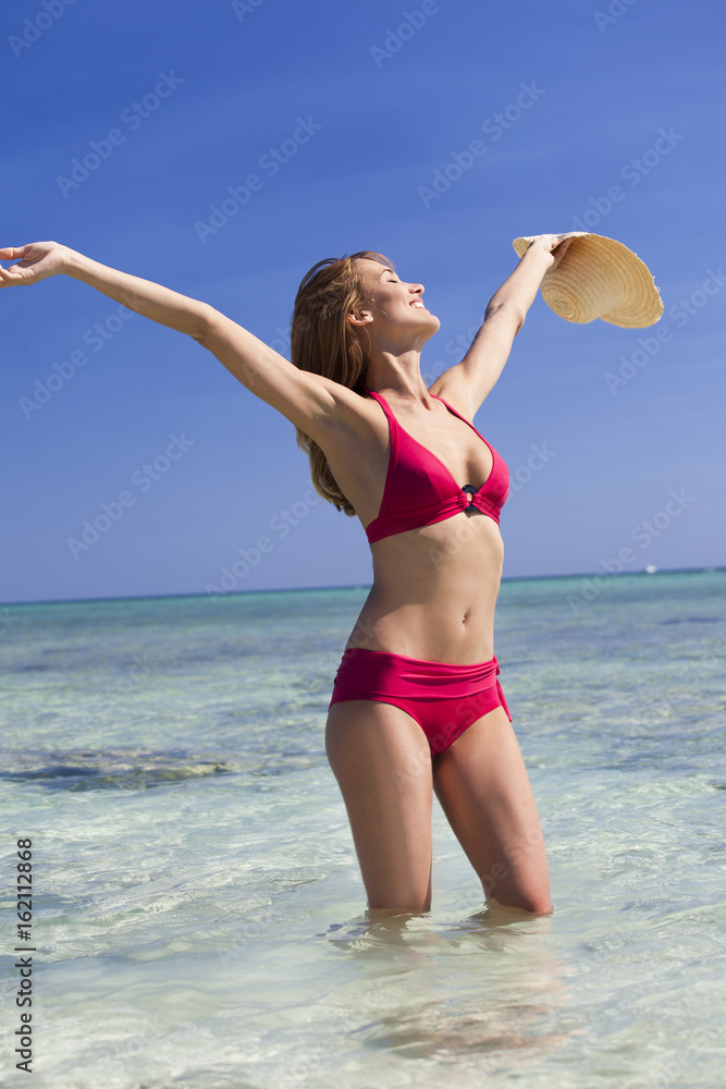 belle femme heureuse en maillot de bain dans l'eau tourquoise Stock Photo |  Adobe Stock