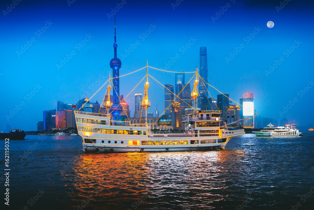 Fototapeta premium China Shanghai city skyline at dusk, Shanghai China
