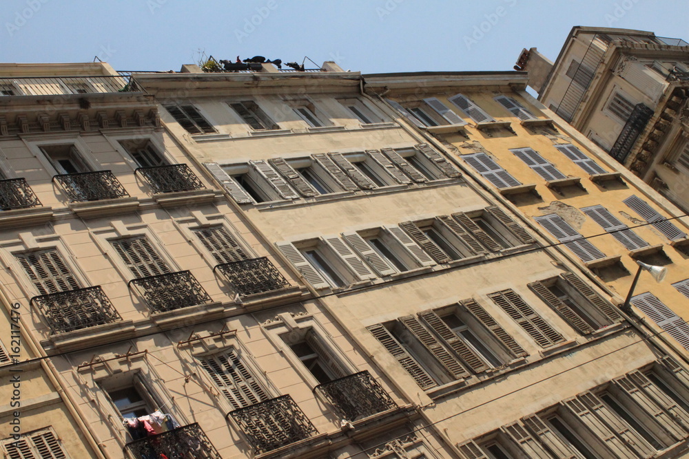 Typisch Marseille: Häuserzeile in der Rue de Rome