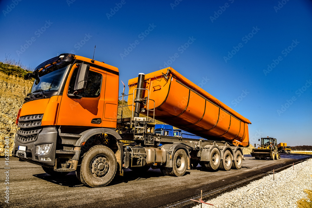 Straßenbau - Anlieferung von flüssigem Asphalt, Nahaufnahme