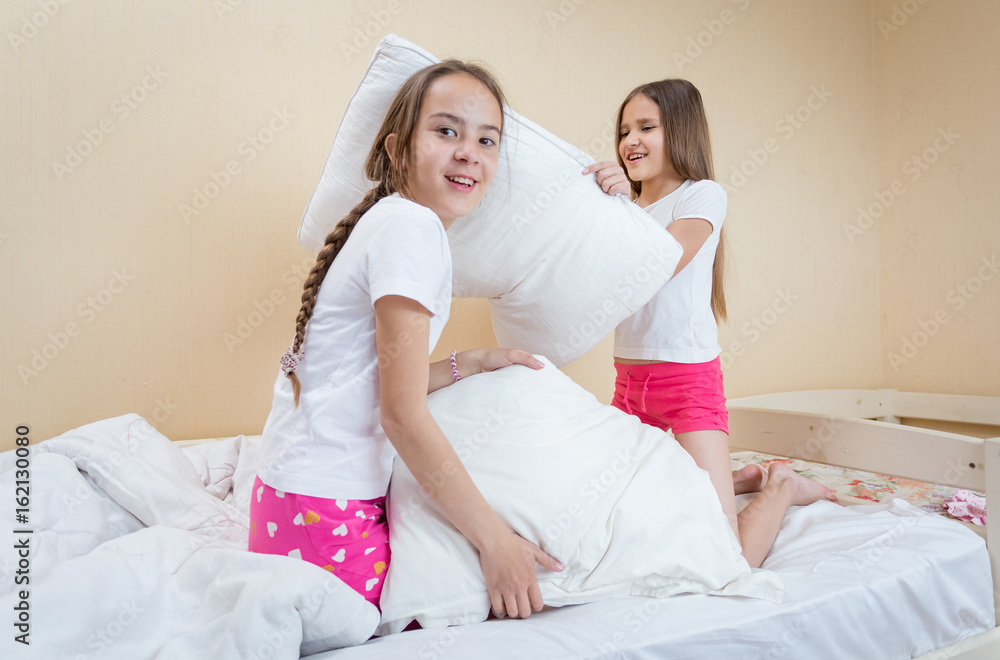 Пришел к сестре в кровать. Сёстры бой подушками. Две сестрички в постели. Пижамная фотосессия с сестрой. Сестры в пижамах кровать.