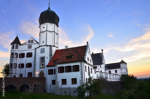 Vöhlinschloss bei Illertissen bei Sonnenuntergang.  Bayern, Deutschland