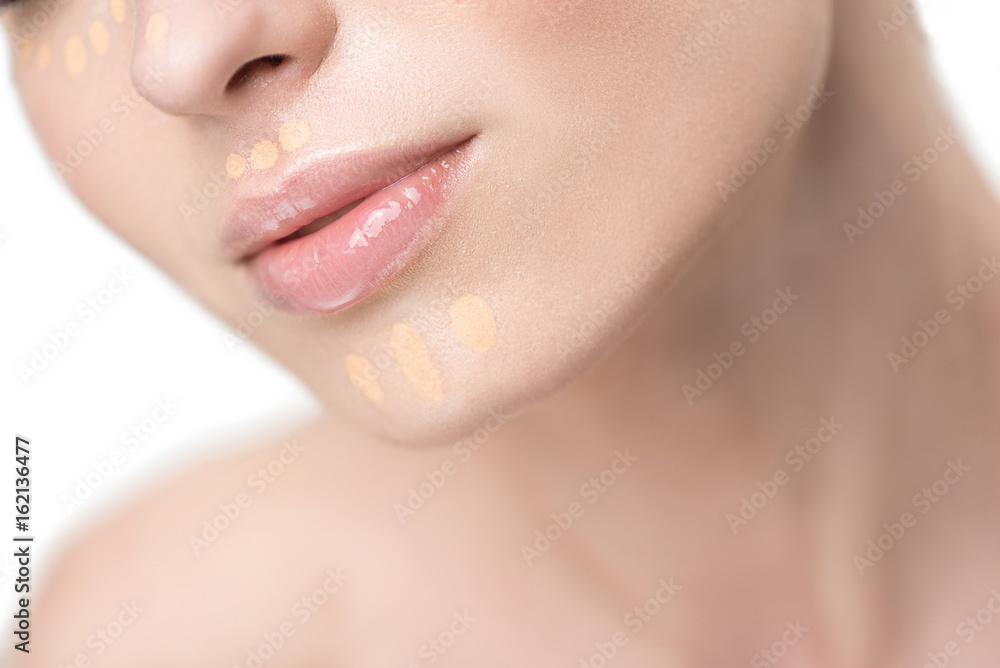 Obraz premium Beautiful young woman presenting concealer