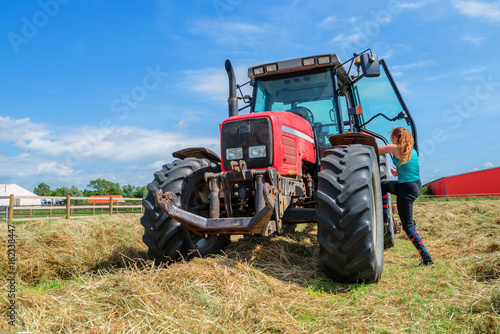 jeune agricultrice retournant le foin