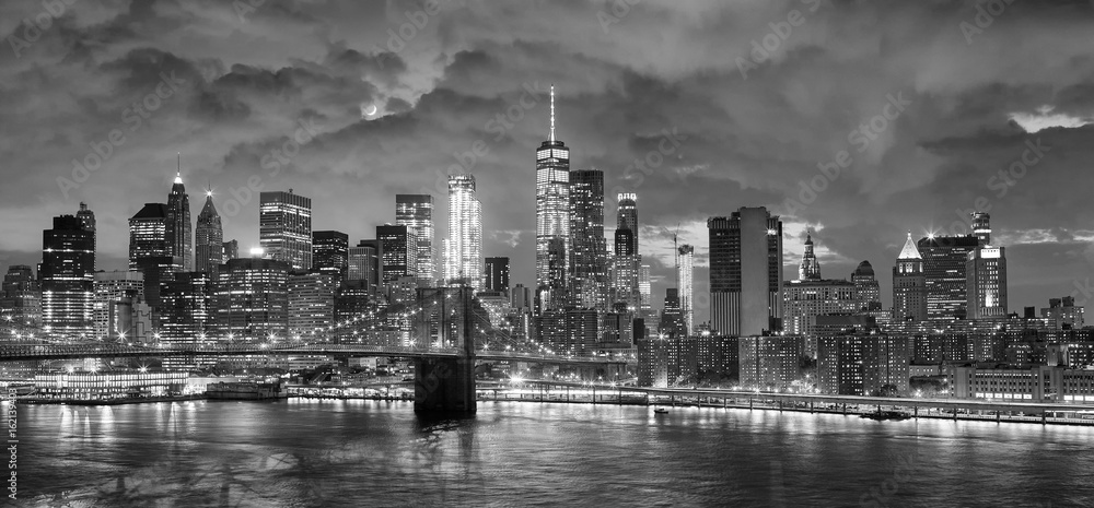 Black and white panoramic picture of New York City at night.