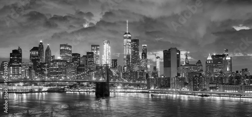 Black and white panoramic picture of New York City at night.