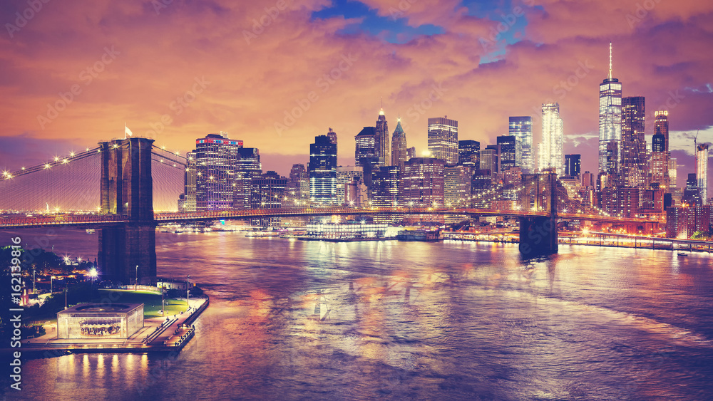 Fototapeta Kolor stonowanych panoramiczny obraz z Nowego Jorku w nocy, USA ..