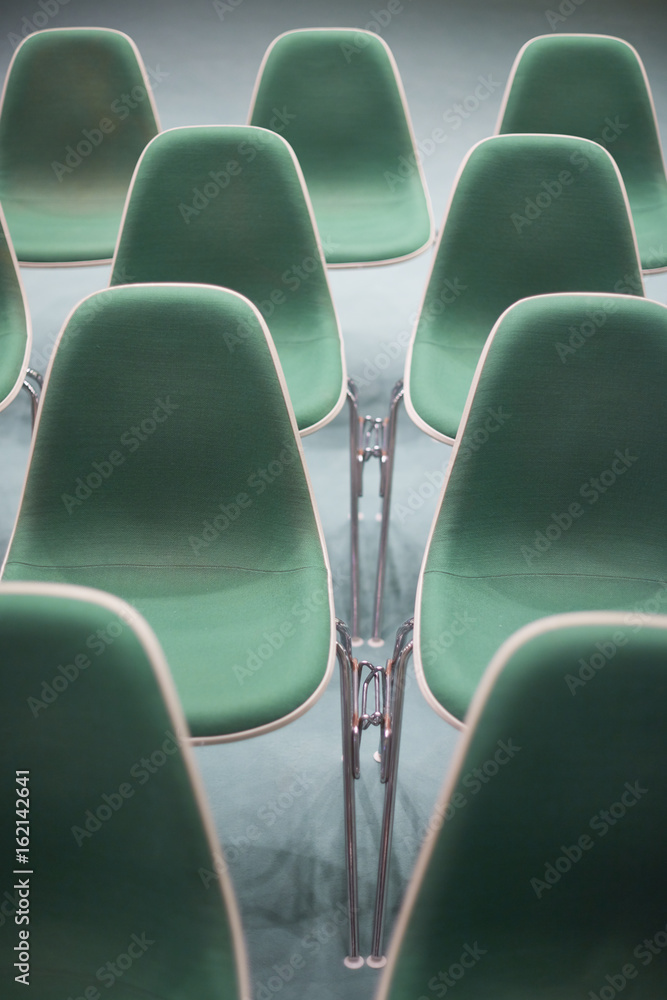Obraz premium Sitzreihen mit grünen Stühlen