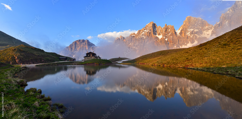 Fototapeta premium Le Pale di San Martino con la Baita Segantini