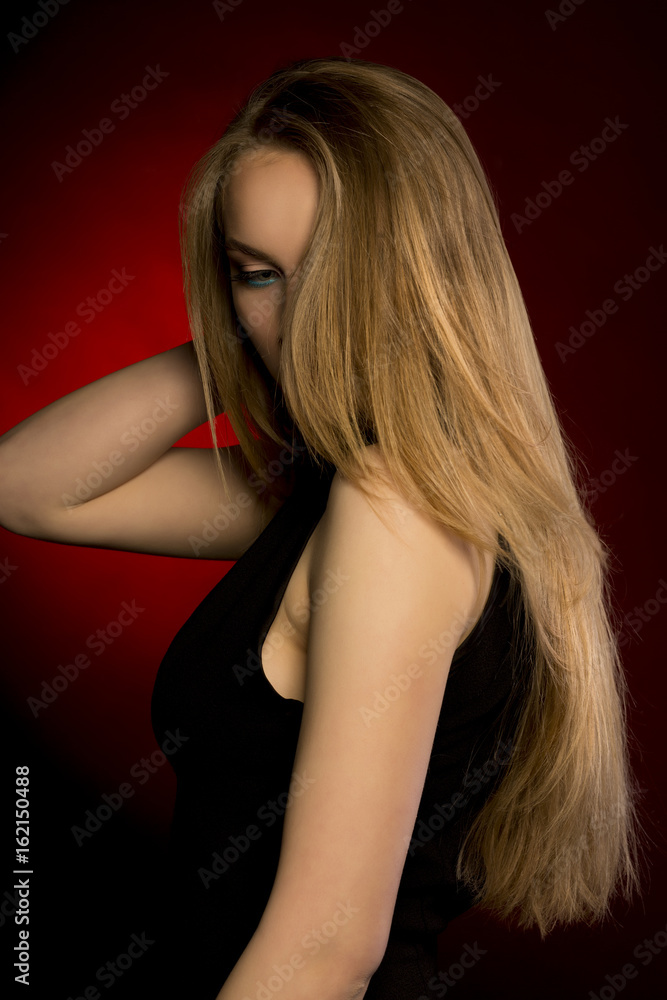 Naklejka premium Stylish model with natural makeup and lush blonde hair