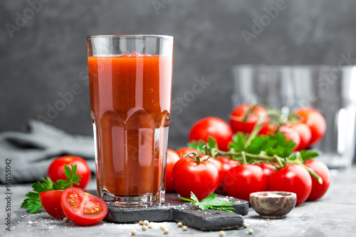 Foto Tomato juice and fresh tomatoes