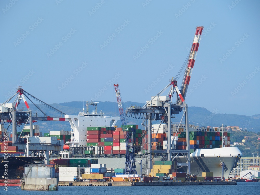Port commercial maritime de La Spezia (Italie)