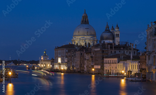 Canal Grande and view at the Basilica di Santa Maria della Salute © MaximilianStimmel