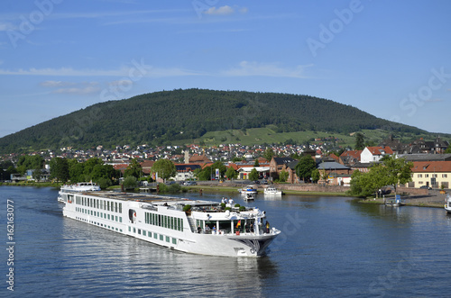 Flusskreuzfahrtschiff auf dem Main bei Miltenberg