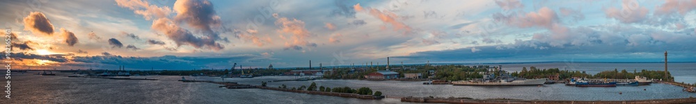Kronstadt Panorama bei Sonnenuntergang (nahe Sankt Petersburg) Russland