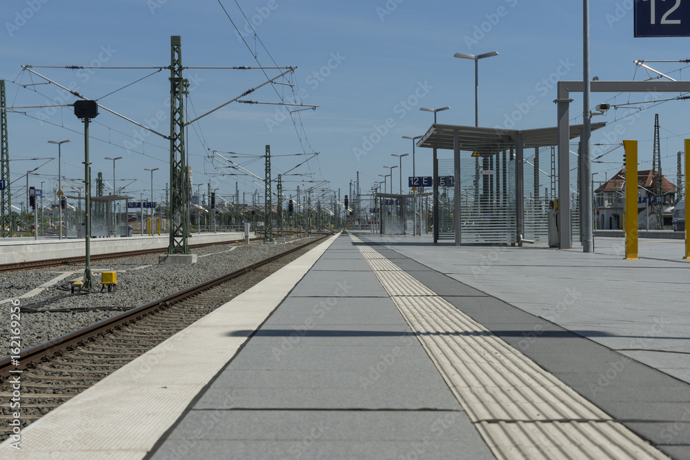 leerer Bahnsteig 2 leerer Bahnsteig 2