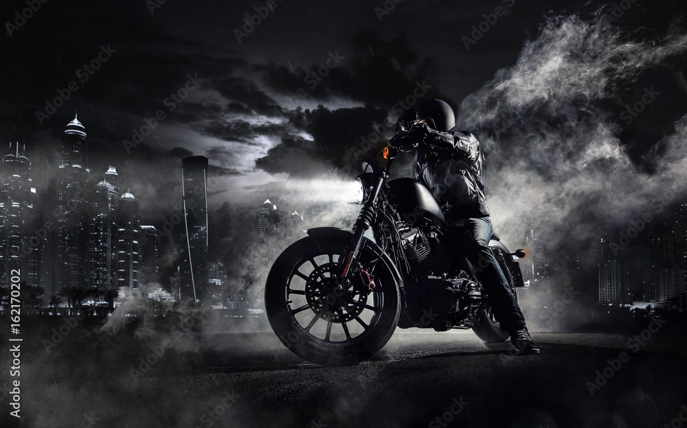 Obraz premium Siekacz motocyklowy dużej mocy z jeźdźcem w nocy