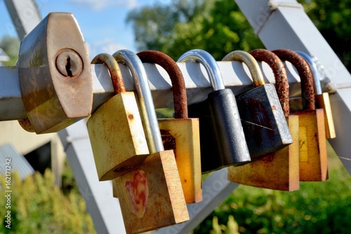 Obraz na płótnie Padlocks in love on the bridge w salonie