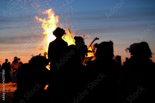 Foto Celebrating the summer solstice on the shore of the Gulf of Riga