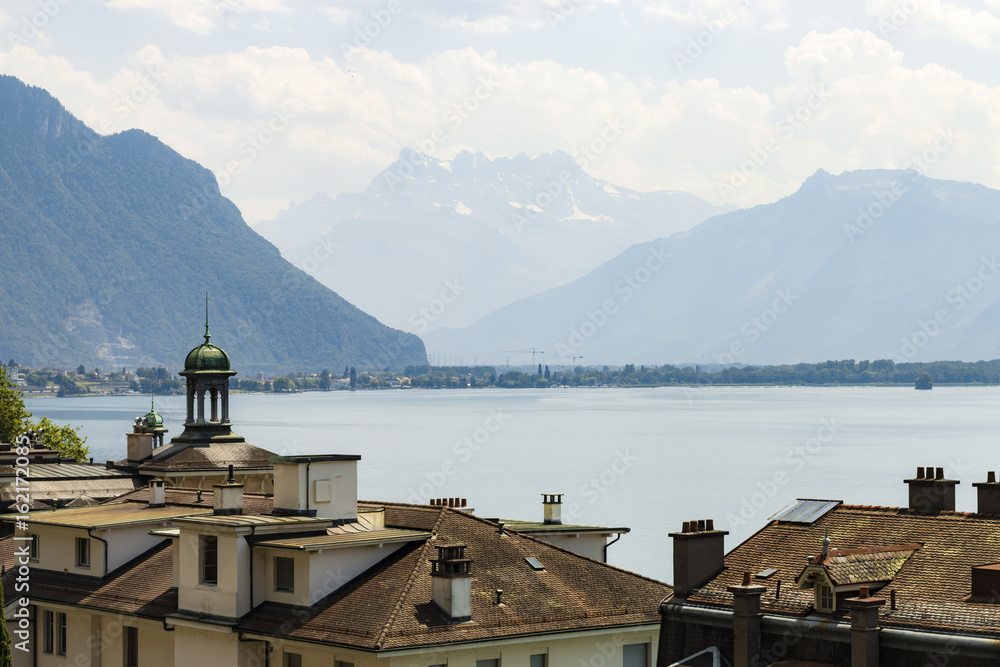 Blick über die Dächer von Montreux auf Lac Léman