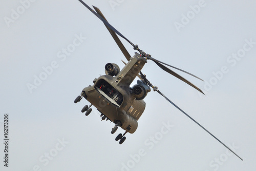 Helicóptero de transporte Chinook volando