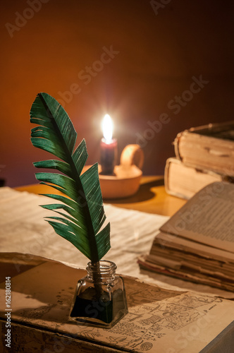 Obraz na płótnie Quill pen, old papers and books by candle light w salonie