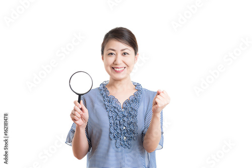 日本人女性 白背景 笑顔 虫眼鏡