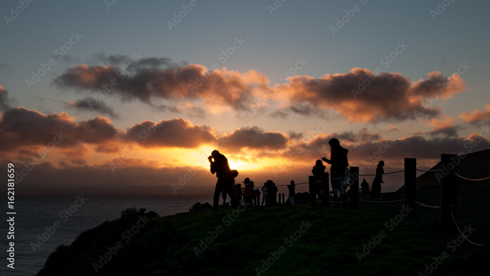Fototapeta premium Fotografowie w sylwetce fotografujący zachód słońca nad zatoką San Francisco