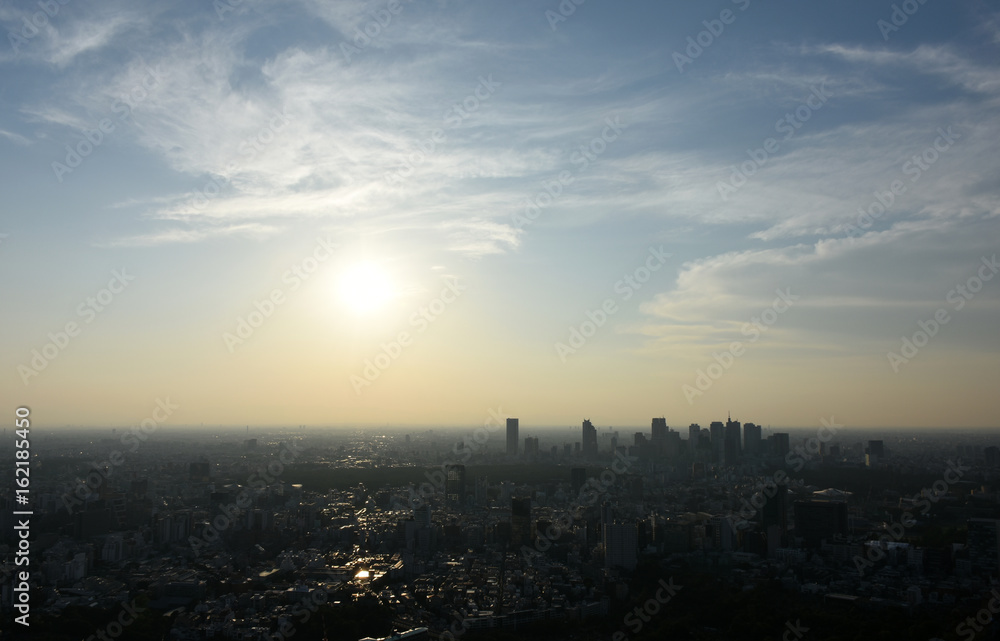 青空と太陽と雲・東京都市景観（新宿方面などを望む）